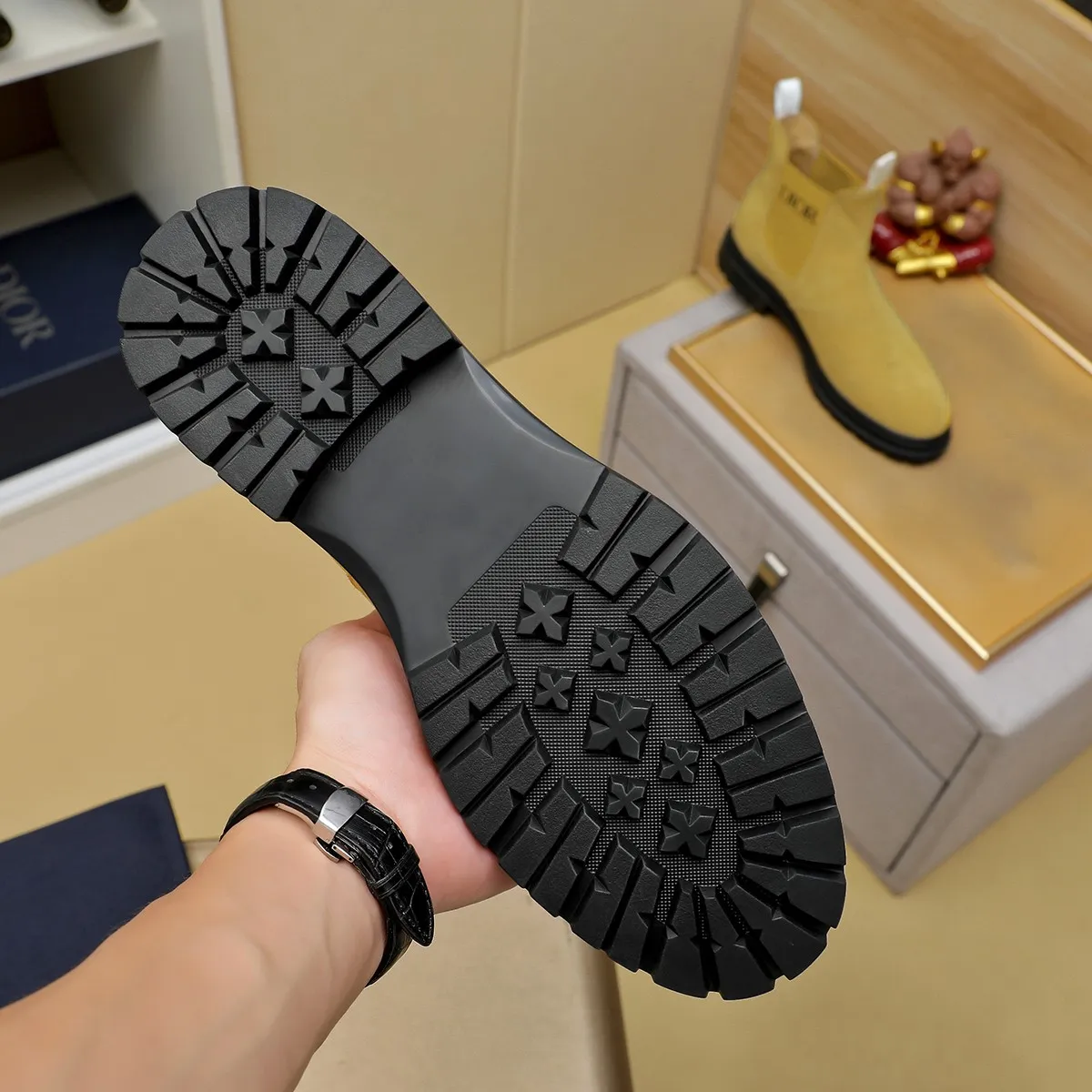 Ex-factory price: 480⌚️⌚️"Dior" Gaobang short boots⚠️⚠️Top purchasing agent🔍🔍Men's 2023HK counters are on sale simultaneously. Sole: The original sole is specially provided by the original factory. The exclusive movable molded sole is super comfortable. The original factory and the single product are handmade🔍🔍. The details determine the quality. We only make shoes with care. You can enter and exit the counter at will. Welcome to compare. 🇮🇹Size: 38-444️⃣Colors available